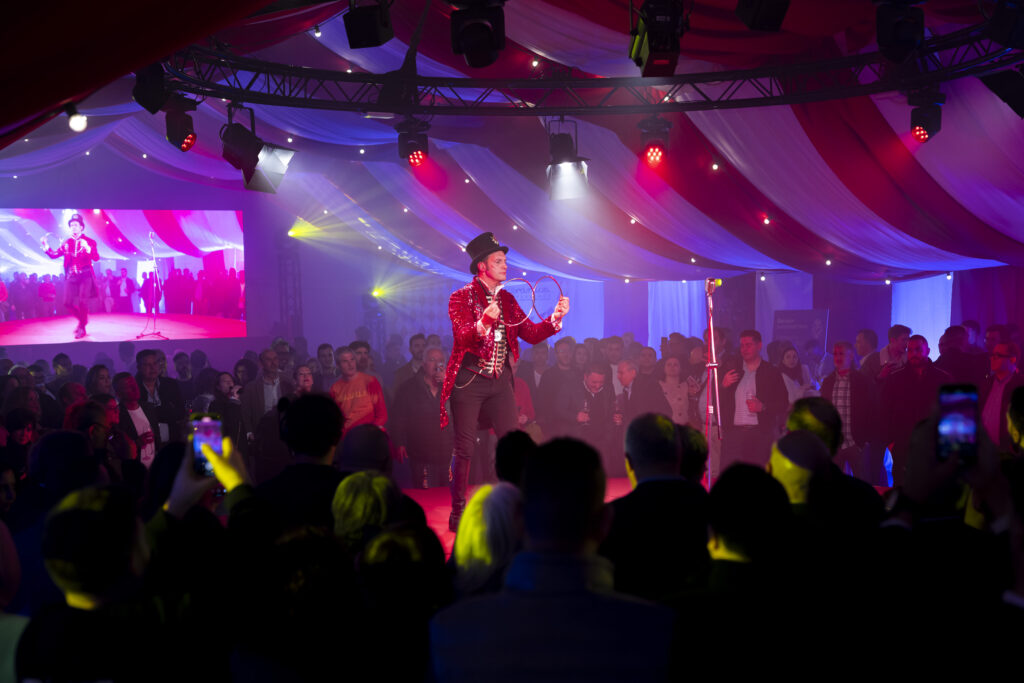 Cerámica Night Experience ambientado como un circo 2025