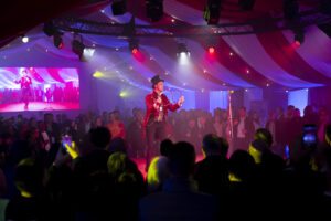 Cerámica Night Experience ambientado como un circo 2025